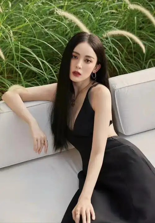 古力娜扎首次挑战深v长裙尺度太大不停遮挡魔鬼身材令人惊讶