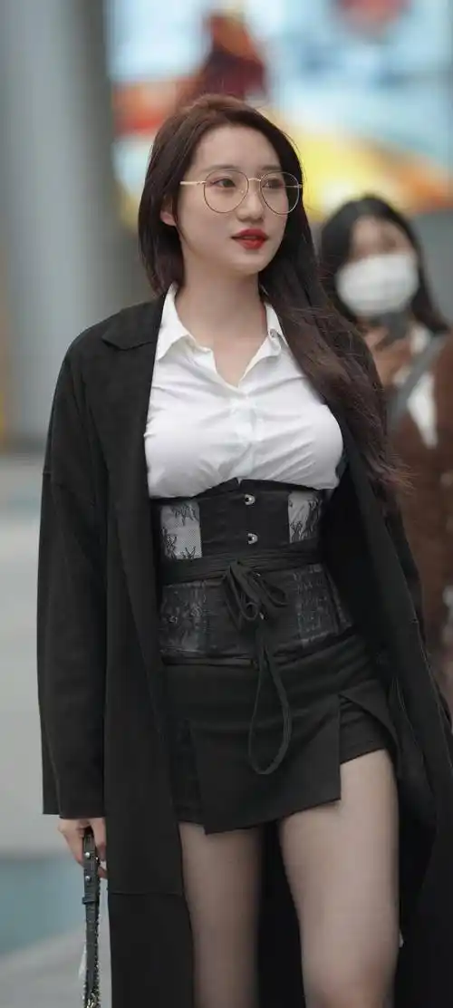 吊带搭配毛边牛仔短裤,显白效果好,还能穿出成熟女人味,韵味十足_裙子