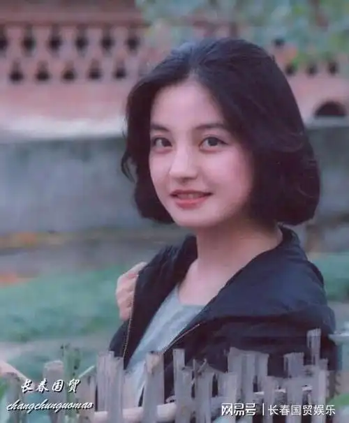 赵薇青涩旧照曝光五官精致清纯甜美略显婴儿肥