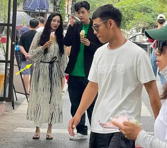 30岁王紫璇恋情公布后现身手腿上伤痕明显身形臃肿如胖50斤