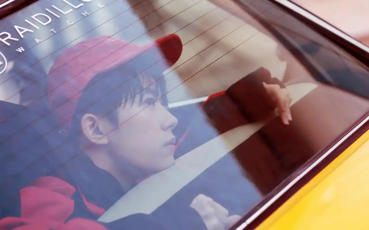 易烊千玺最新时尚街拍壁纸_新生代偶像艺人