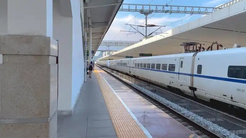 4k实拍高铁站站台到站的和谐号列车