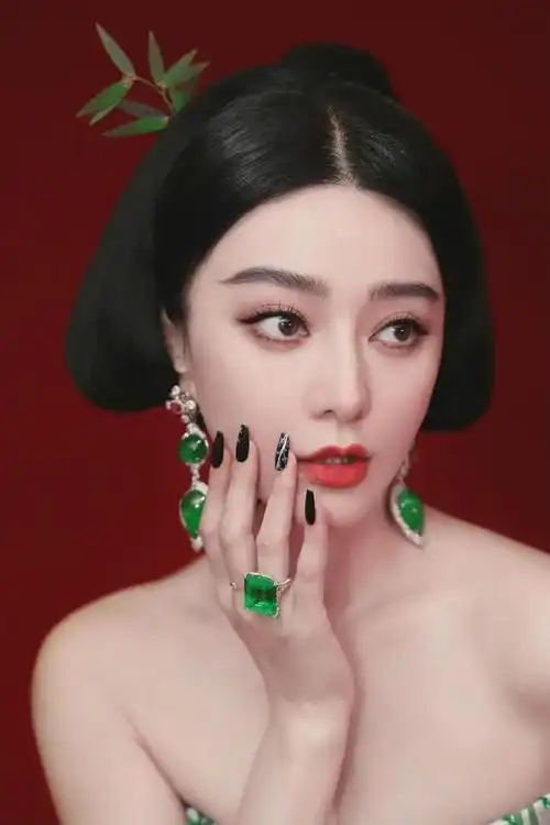 虽说不是她的粉丝,夏纳红毯还是得看范冰冰