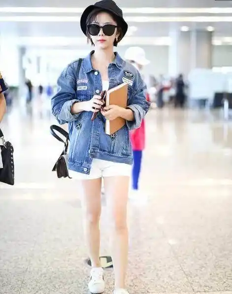 张子枫凹新造型我们看不懂,快奔三的谭松韵比00后还要潮_牛仔_外套