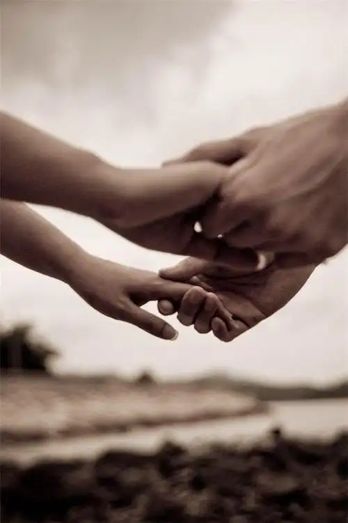 七夕情侣间牵手瞬间