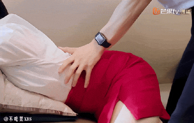 原创33岁宋茜与21岁男星演情侣荷尔蒙过剩,揉腰屁股加特写,办公桌壁咚