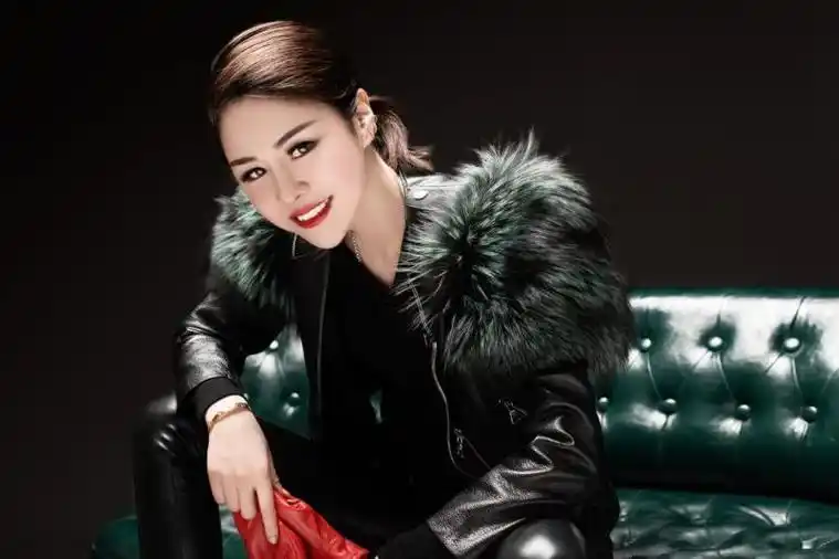 花姐的音乐才华和思考能力 花姐通过她的音乐才华和独特的风格,在互联