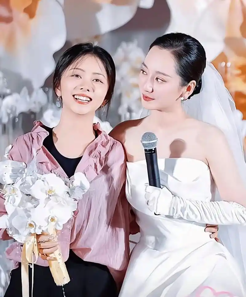 金秋图文动态创作节#  谭松韵参加董晴婚礼生图,她本人特别年轻,脸