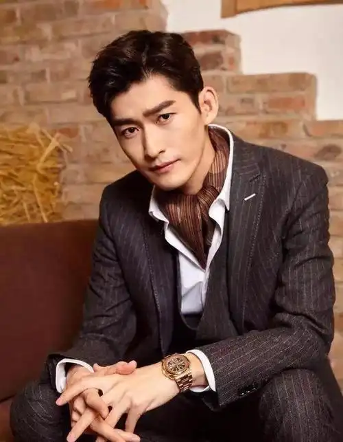 虽然他演技有时好有时坏,经常被观众吐槽,但他的身高和穿搭都很给力