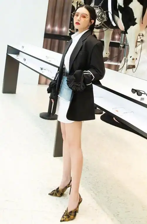 阚清子的裙子只有10cm,还没有鞋子长,是为了考验修图师嘛!