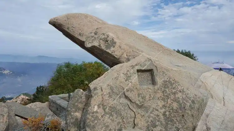 泰山标志景点~拱北石