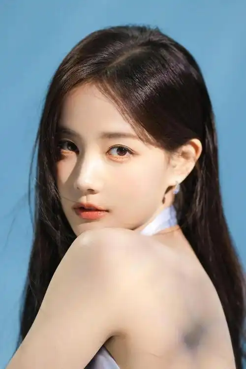 李一桐丝绸蓝裙太美了