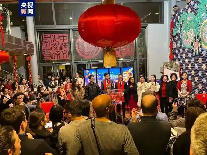 海外千屏看春晚龙腾虎跃中国年