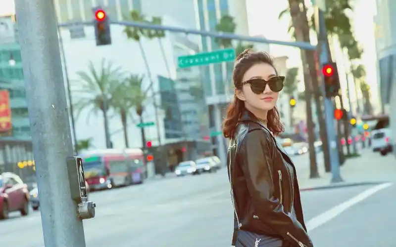 景甜皮衣外套帅气街拍图片桌面壁纸高清大图预览1920x1200_大陆明星