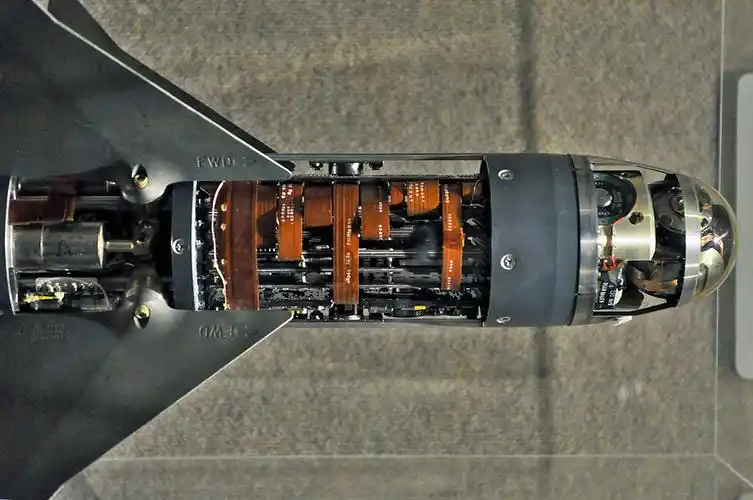 8 剖面图展示导弹内部构造