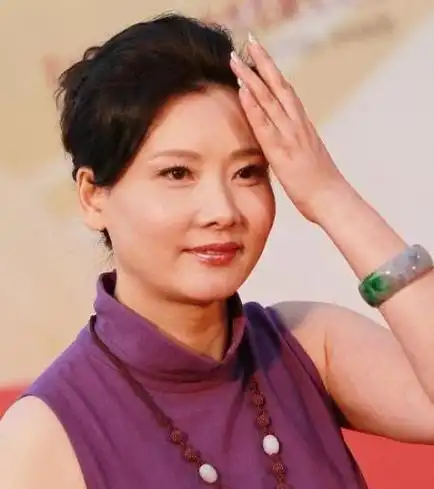 最近,有网友在网上发布了一张演员女星何赛飞的照片.