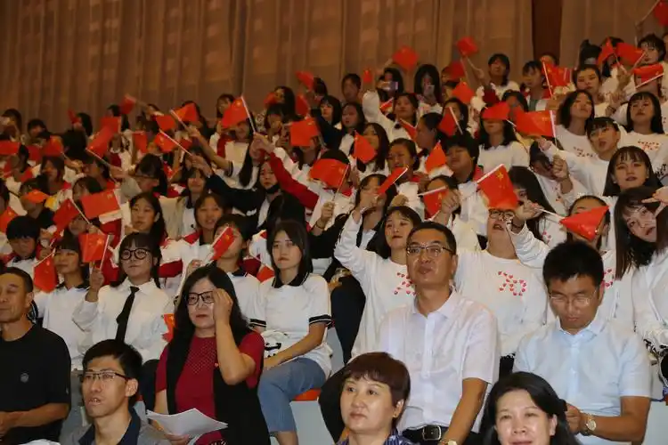 现场观众热情互动