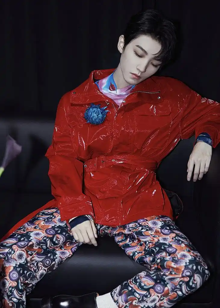 王俊凯穿炙热红色幻化冬日色彩卡通印花跳脱现实拍摄写真大片