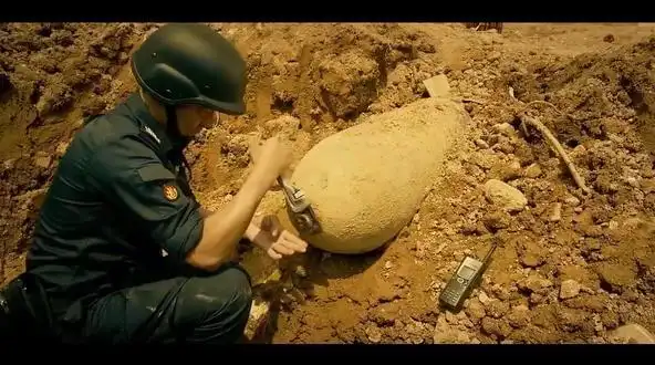 拆弹专家拆炸弹只要剪根线港剧看多了吧