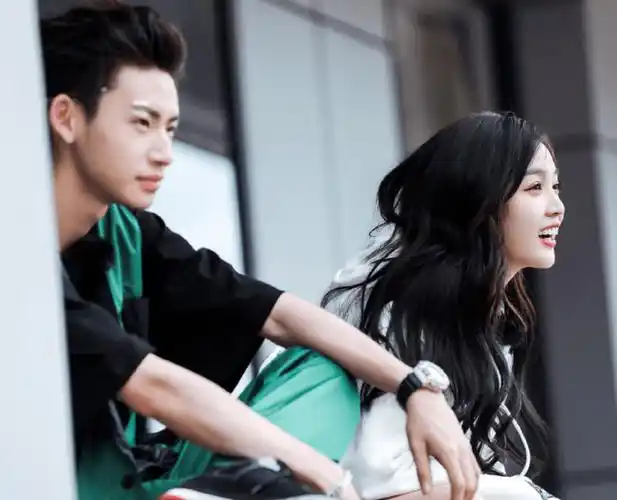 按照两位偶像的剧本,小鬼是音乐制作人,而吴宣仪则是跑到现实中的虚拟