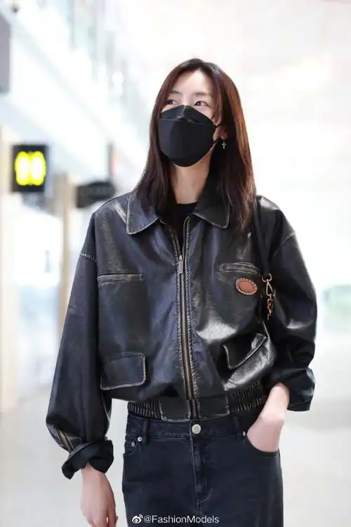 机场真街拍#今日份的7615机场雯#刘雯#上线做旧风皮衣,搭配分叉