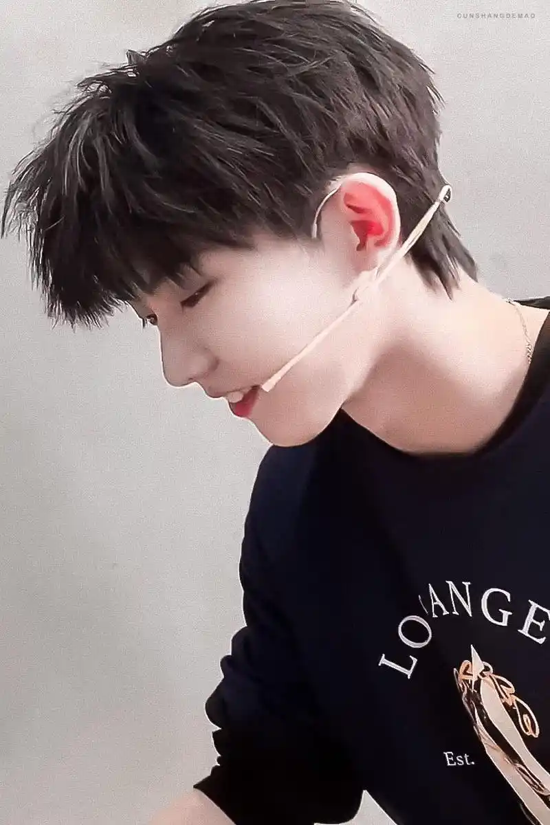 马嘉祺图片:唇红齿白眉清目秀