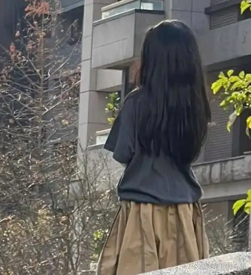 高圆圆在台北被网友偶遇,独自下楼带娃散步,未见赵又廷