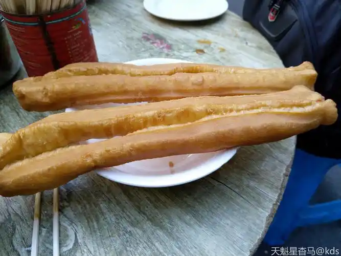 来一碗豆腐脑 油条,吃饱上路.