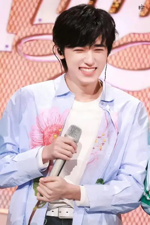 到大都没变#@时代少年团-宋亚轩从小可爱到大,笑起来太甜了,好治愈啊!