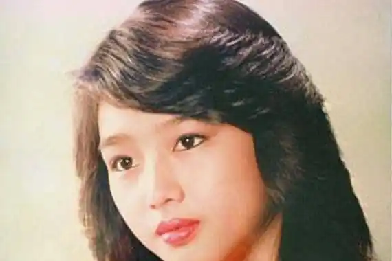 少女时期的朱丽倩,美到令人挪不开视线,难怪被天王刘德华宠30年