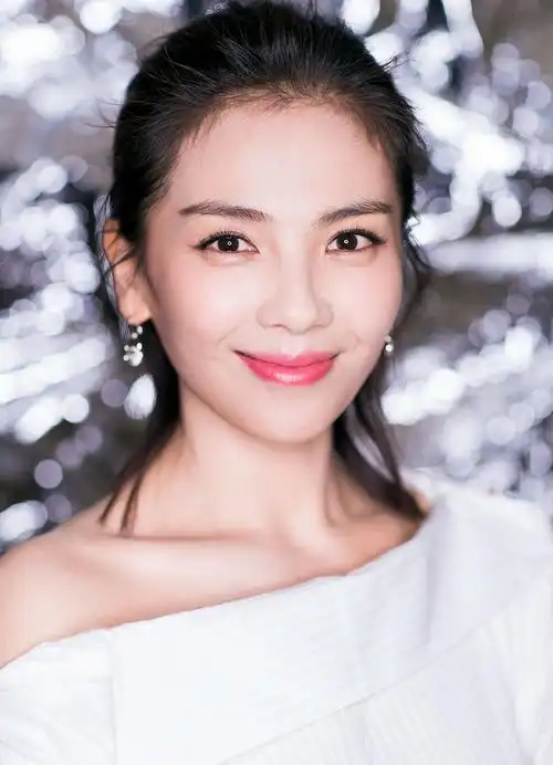 刘涛晚会斜露香肩魅力写真图片