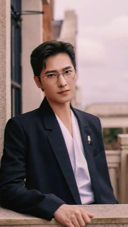 在线球姐妹给我杨洋戴眼镜的剧照做手机桌面