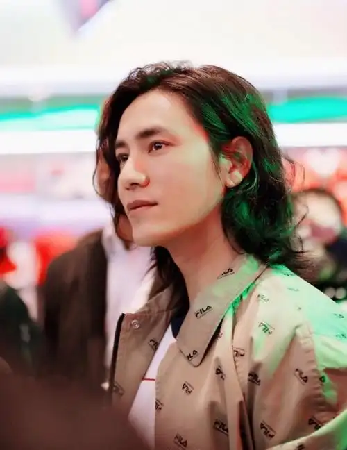 陈坤个性长发,太有男人味了!网友表示"原来我们差的只是发量"