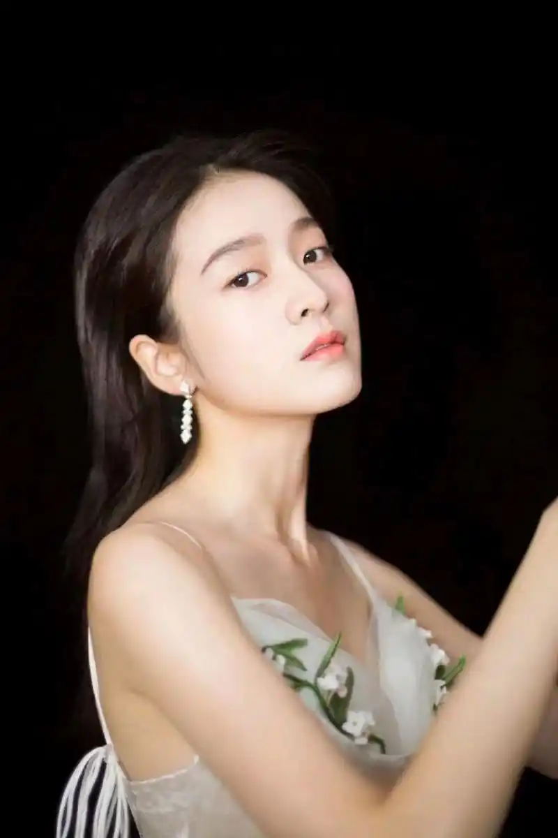 小花张张雪迎,吊带裙素颜出境,永远可以相信女明星的美貌