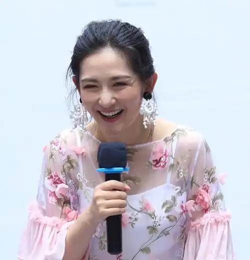 谢娜不改鬼马作风,身穿印花蛋糕裙,弯腰大笑不惧露鱼尾纹!