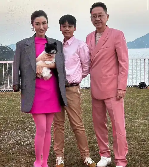 52岁李嘉欣新年首晒全家福,全身穿粉装显年轻,11岁儿子一脸稚嫩_爱犬