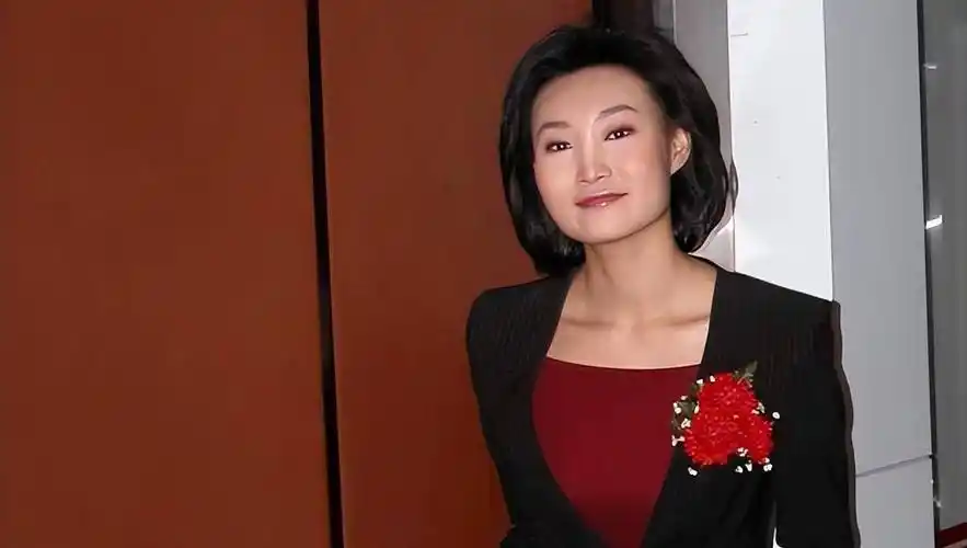 央视主持李梓萌:贷款上班20年,戴假发出镜,真实面目让人惊讶_工作