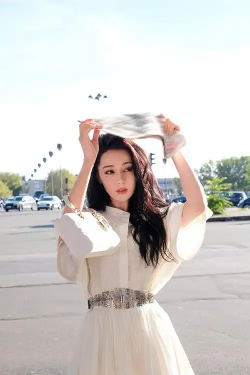 迪丽热巴巴黎街头的美神##和迪丽热巴一起秋日出行