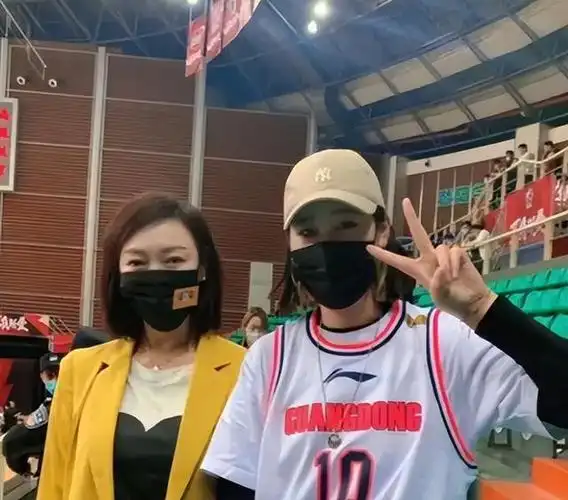 最近,胡明轩的妈妈在个人的社交媒体上分享了自己年轻时的照片.