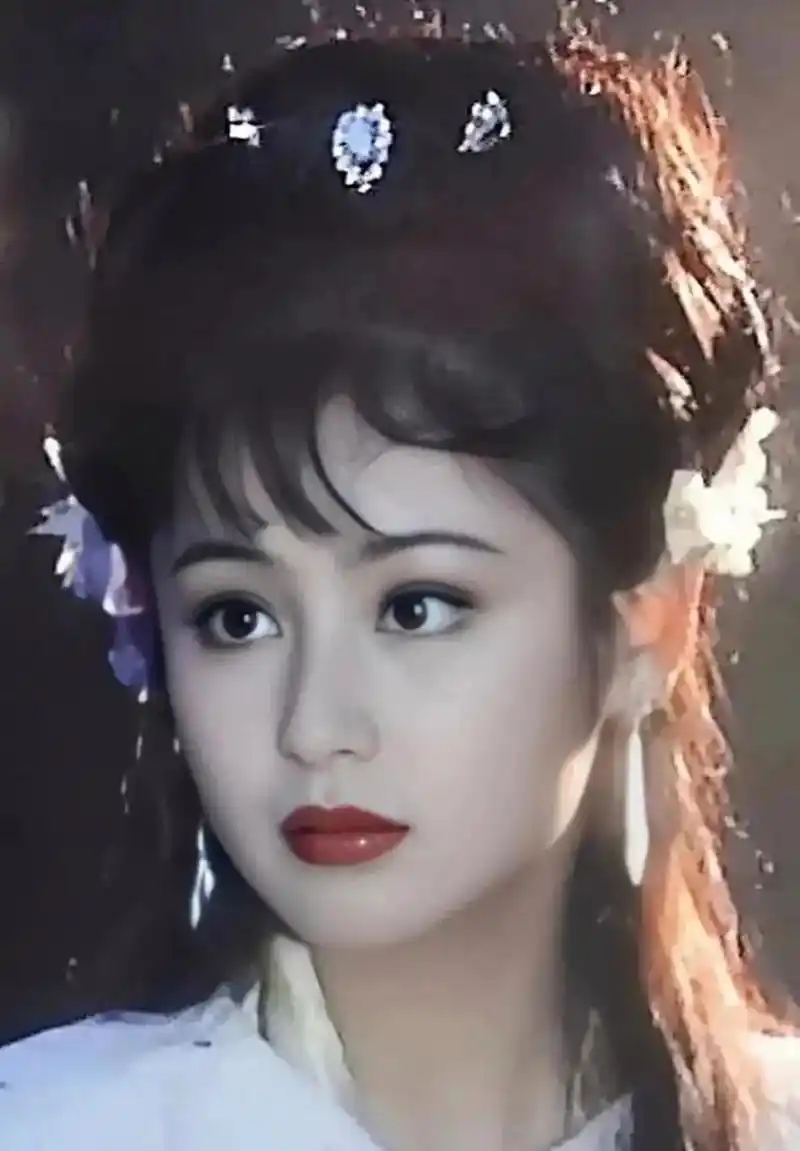 陈红年轻时的古装照中,她的容貌令人惊叹,明眸皓齿,肌肤如雪,美丽绝伦