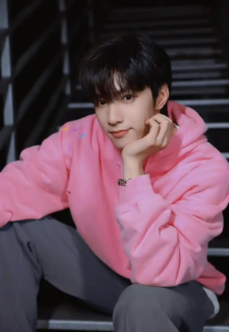 来看看刘耀文从小到大的照片都是又拽又可爱,刘耀文从小身材就优 - 抖