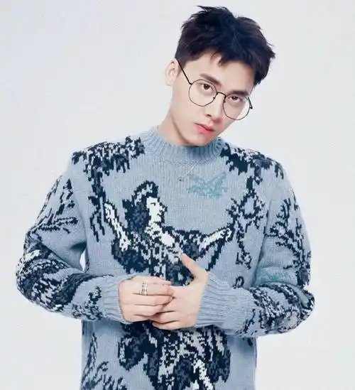 一头干练发型的李易峰,戴上一副黑色镜框眼镜,显得十分的青春有活力