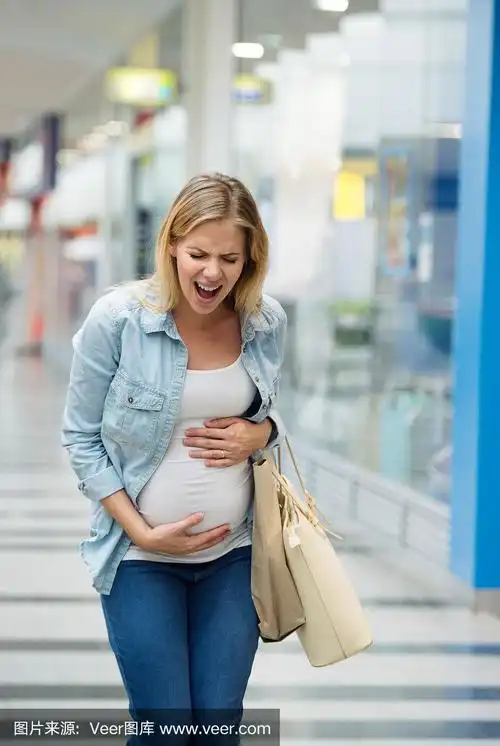 孕妇摸着肚子,很痛