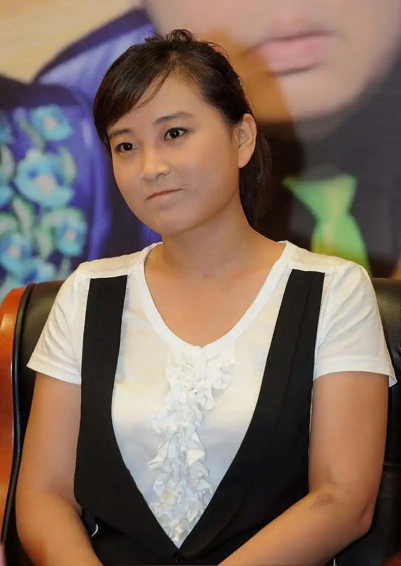 贾玲新电影剧照曝光,她瘦了很多且有肌肉,但照片被删除.