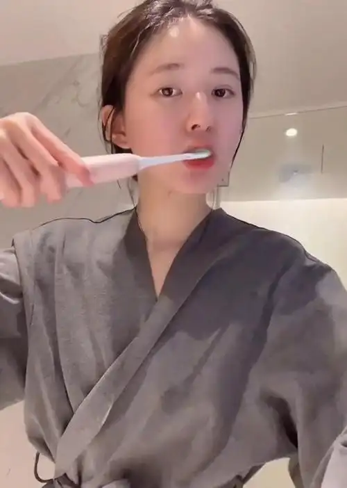 卸妆后最后的步骤就是护肤啦,赵露思手沾白色乳液在脸上涂抹,这里赵露