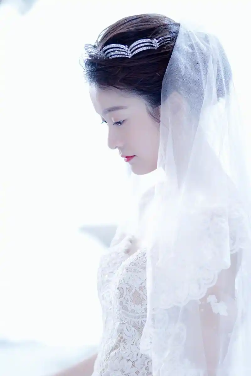 《泡沫之夏》影视新人尹夏沫婚纱照曝光,白到反光的张雪迎穿上弟弟小