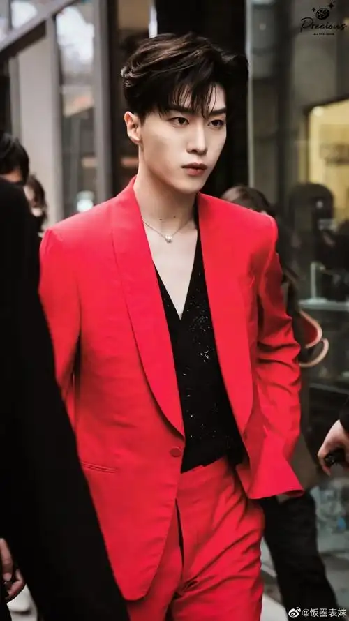 范丞丞红色西装造型