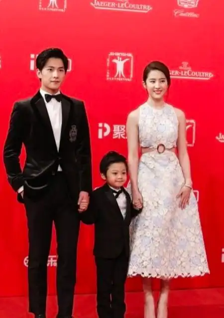 刘亦菲"一家三口"走红毯,穿花瓣露腰裙清新甜美,和杨洋真般配