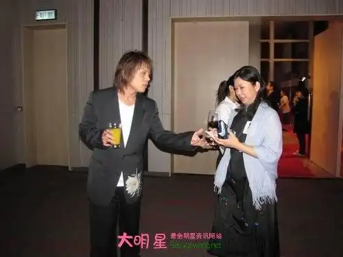 陈文佩伍佰结婚照伍佰老婆陈文佩资料