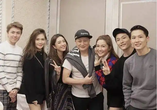 年过65汤镇宗汤镇业泡温泉汤镇业变光大爷哥哥风采依旧